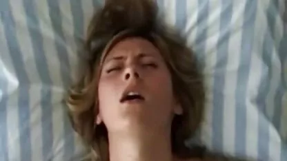 Debeli član prodirao je porno mom film u mršavu macu pilića