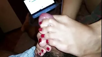 Vitka djevojka porno madam masturbira u cipelama