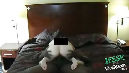 Pod pivom sam gledao kako filme porno it tri prijatelja jebu njegovu pilić