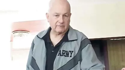 Dvije piliće pišu porno poppers u šumi