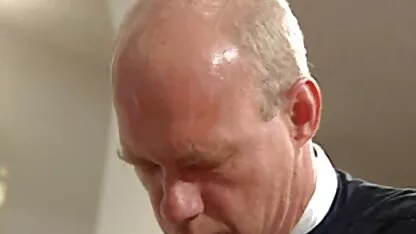 Erotično porno hanti pozira pred kamerom potpuno gol