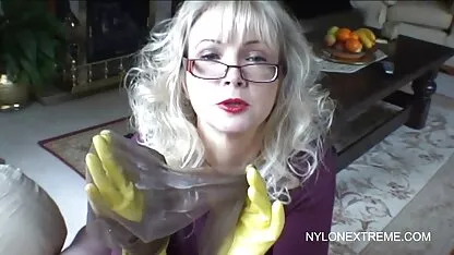 Seksi beba lingerie porno sisa i oplakuje se iz jebača u mokru pičku