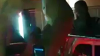 Dečki su sagnuli svoju djevojku i žestoko ju jebali porno petlust