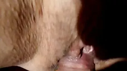 Zajebavala je kučku porno 50 60 u njezinu pičku i završila svoje male sise