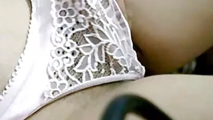 Čovjek videofilmporno jebe pilića u podmazanu macu