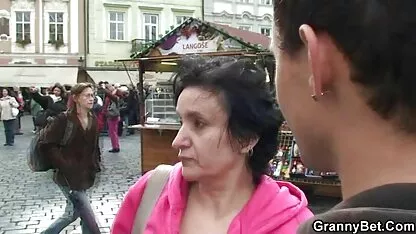 Mama porno love hd je sisala kurac za svog sina, a zatim ga jebala