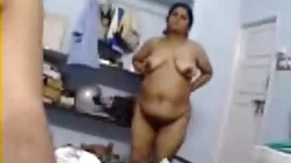 Ruska kuja pokazuje noge na kameri porno strar