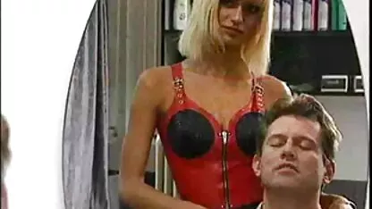 Djevojka kovrčave kose babysiter porno uživa u čvrstom guštu