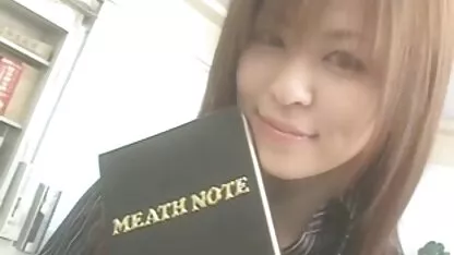 Plavuša u čarapama masturbira porno mom end son igračkom