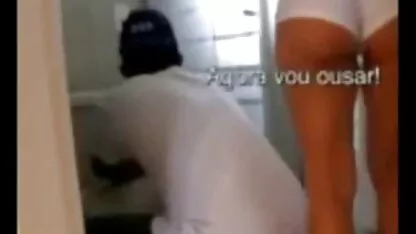 Brutalno je potapšao po grlu mlade porno public bus ljepotice koja je stajala kao član palice