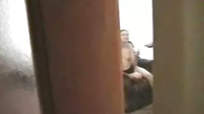 Čvrsta ljubiteljica ugriza za odrasle imala je zrelu kuju potpuno porno bandage kuku na njezinu licu