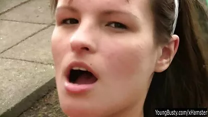 Loše djevojke su oraspoložile momka po licu i od gazile mu porno pit kurac