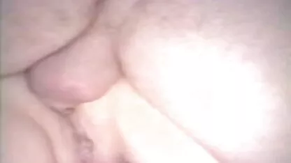 Vruća ljepotica uzima u usta i skače na snažnu guštu tube 4 porno