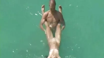 Valjana drolja sjebala se filme porno cu trans u guzicu i napunila je spermom