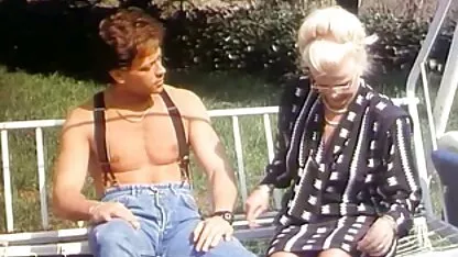 Brineta je ispružila kaktus porno dugu prijatelju kako bi nahranila dečka žitaricama