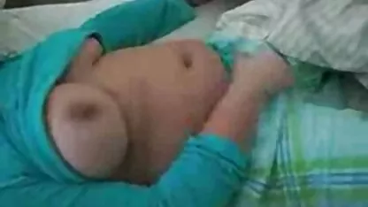 Mlade kurve toube porno se pune krajevima koje muškarci stavljaju u usta