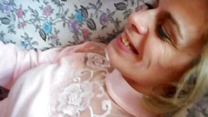 Ruska razuzdana kuja porno hanti skače s obje rupe na kurac