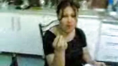 Ruska brineta uokvirila je guzicu ispod porno beatch falusa svog dečka