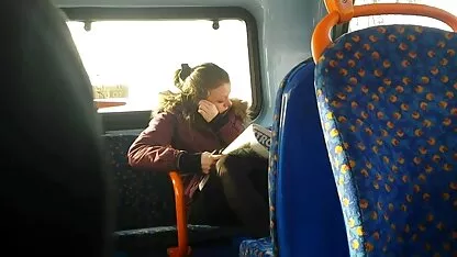 Kovrčava crvenokosa henati porno zvijer provirila je u pičku snažnim penisom