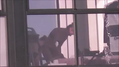 Zavodljiv šef film p0rn0 zavodio je podređenog da se jebe