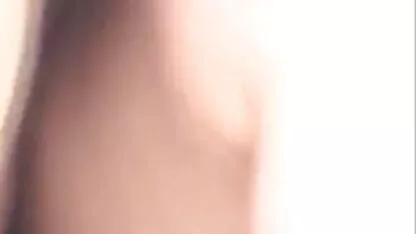 Djevojčica s uskim očima jebala se s porn dracula obrijanom pičkom