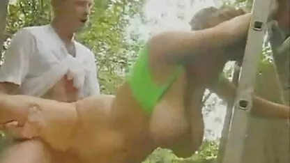 Dvije filme pornotube nezasitne mlade dame obilno usisavaju prijatelja velikog falausa