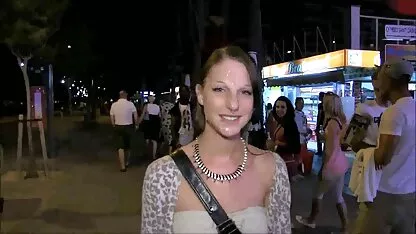 Maskirana vruća brineta tatiana porn movie puše kamerom