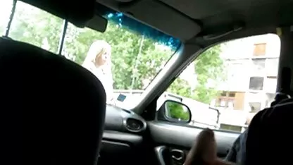 Odgurnuo je ruske gaćice i velamma porno jebao joj pičku