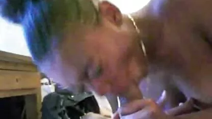 Jebe crvenokosu piletinu kako snima svoj kućni seks porno wc s njom